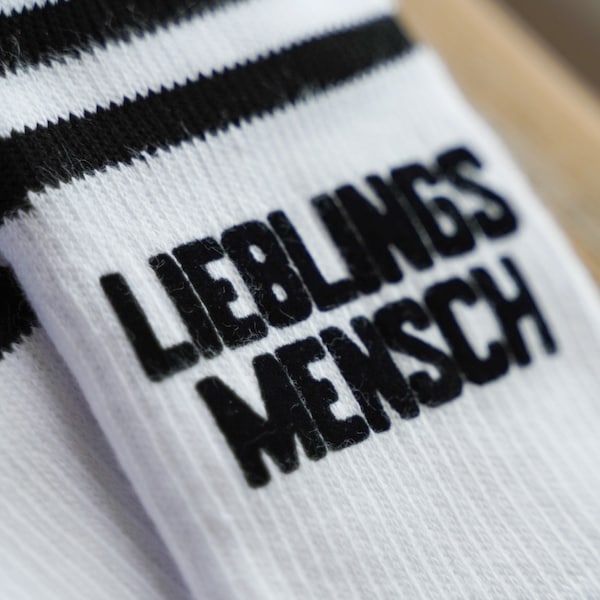 weiße, personalisierte Socken, verschiedene Schriftfarben, Socken mit schwarzen Streifen