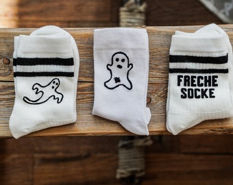 weiße Kindersocken,  personalisierte Socken, verschiedene Schriftfarben, Socken mit schwarzen Streifen, Halloweensocken, Geistersocken