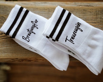 weiße, personalisierte Socken, verschiedene Schriftfarben, Socken mit schwarzen Streifen