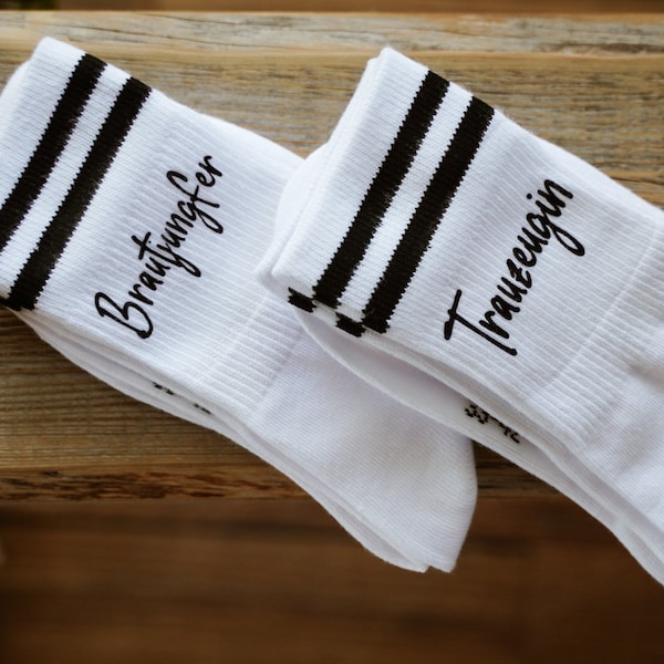 weiße, personalisierte Socken, verschiedene Schriftfarben, Socken mit schwarzen Streifen