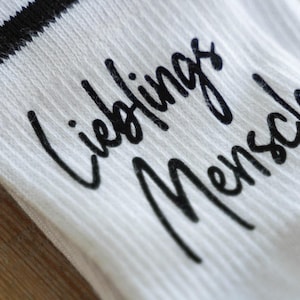 weiße, personalisierte Socken, verschiedene Schriftfarben, Socken mit schwarzen Streifen
