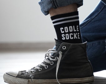 schwarze, personalisierte Socken, verschiedene Schriftfarben, Socken mit weißen Streifen