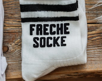 weiße Kindersocken,  personalisierte Socken, verschiedene Schriftfarben, Socken mit schwarzen Streifen, Schulkind, KiGa Kind