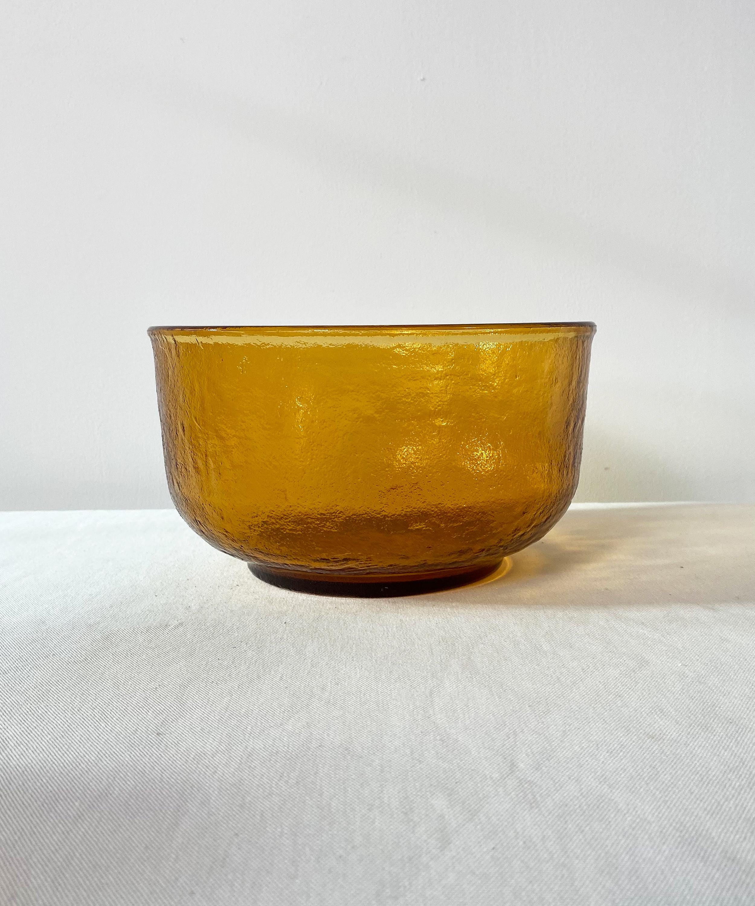 Big bowl of French vintage Arcoroc glass amber color | 1970 textured glass