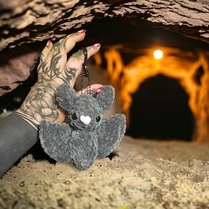 Mini vleermuis amigurumi gehaakte pluche tasclip - Cosy Cryptid Co