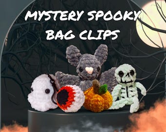 Caja Misteriosa - Clip para Bolsa de Peluche de Crochet Amigurumi con Temática Espeluznante - Cozy Cryptid Co