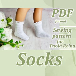 Puede incluir: Un par de calcetines blancos con borde de volantes, presentados como un patrón de costura en formato PDF para muñecas Paola Reina. El texto en la imagen dice PDF format Sewing pattern for Paola Reina Socks.