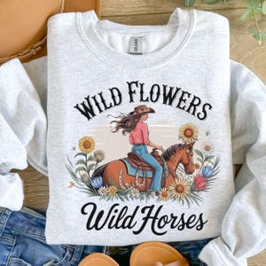 Wildblumen Wilde Pferde PNG, Western PNG, Country-Musik PNG, trendige PNG, Wilde Png, Western Pferde, Pferde Png Clipart, Cowgirl Western Png.