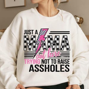 Apenas uma mãe aqui fora png, mãe engraçada png, mãe atrevida png, mãe sarcástica da maternidade png, mãe xadrez png, mãe moderna png, presente de dia das mães.