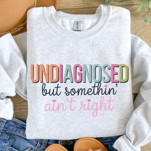 Niet gediagnosticeerd, maar er klopt iets niet Snarky PNG Sarcastisch PNG Brutaal Grappig  ADHD Grappig gezegde  Trendy Vrouwen