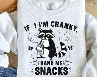 Om jag är grinig, ge mig snacks PNG, rolig tvättbjörnsdesign png, djursarkastiskt talesätt png, rolig tvättbjörn png, rolig tvättbjörnströja, trendig png.
