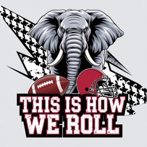 Puede incluir: Un elefante gris con un casco de fútbol rojo y un balón de fútbol marrón. El texto "THIS IS HOW WE ROLL" está debajo del elefante y los balones de fútbol.