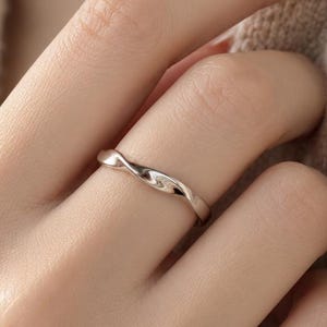 Bague vague ouverte aux courbes minimalistes – ajustable en argent 925
