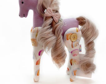 Gepersonaliseerde eenhoornpop, knuffel met eigen naam, handgemaakt katoenen knuffeldier, cadeau voor een meisje, decoratie voor de babykamer, uniek babycadeau