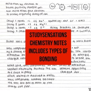 Puede incluir: Notas escritas a mano en una hoja de papel rayada con el título "StudySensations Chemistry Notes Includes Types of Bonding". Las notas tratan sobre el enlace iónico y cómo los átomos metálicos pierden electrones para convertirse en iones con carga positiva, mientras que los átomos no metálicos ganan electrones para convertirse en iones con carga negativa.