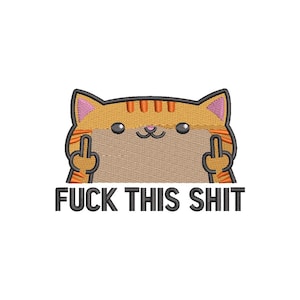 Könnte beinhalten: Gestickter Aufnäher mit einer Cartoon-Katze mit orange-braunem Fell, die mit beiden Pfoten den Mittelfinger zeigt. Der Text "FUCK THIS SHIT" ist darunter in Schwarz gestickt.
