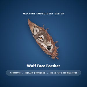 Puede incluir: Un diseño de bordado a máquina con una cara de lobo integrada en forma de pluma. El texto dice MACHINE EMBROIDERY DESIGN, Wolf Face Feather, 7 FORMATS, INSTANT DOWNLOAD y 5X7 IN (130 X 180 MM) HOOP sobre un fondo azul oscuro.