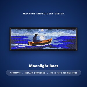 以下が含まれることがあります： Moonlight Boatと題されたミシン刺繍デザイン。月明かりの下、青い水面に浮かぶオレンジと黒の小さなボートに乗った人物の暗いシルエットが描かれています。テキストはMACHINE EMBROIDERY DESIGN, Moonlight Boat, 7 FORMATS, INSTANT DOWNLOAD, 5X7 IN (130 X 180 MM) HOOPと記載されています。