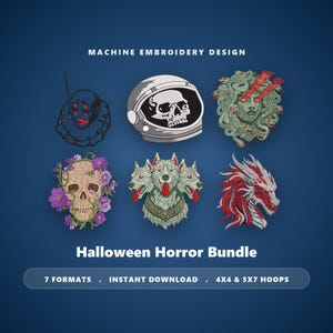 Könnte beinhalten: Ein Maschinenstickerei-Design-Set mit dem Titel Halloween Horror Bundle, das sechs verschiedene Grafiken enthält: einen rauchenden Clown, einen Totenkopf im Astronautenhelm, eine grüne Medusa, einen Totenkopf mit lila Blumen, einen dreiköpfigen Hund sowie einen roten und weißen Drachen.