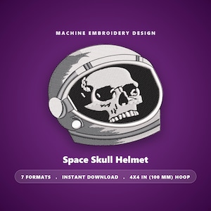 Puede incluir: Un diseño de bordado a máquina con una calavera blanca dentro de un casco de astronauta gris. El texto dice MACHINE EMBROIDERY DESIGN, Space Skull Helmet, 7 FORMATS, INSTANT DOWNLOAD y 4X4 IN (100 MM) HOOP sobre un fondo morado.