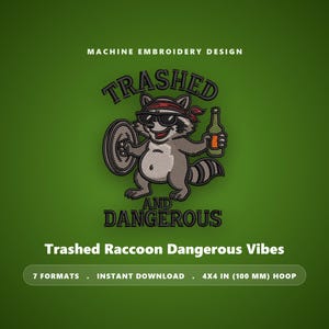 Op de afbeelding: Een machineborduurontwerp met een wasbeer die een zonnebril en een rode bandana draagt, met een vuilnisbakdeksel en een groene fles. De tekst luidt "TRASHED AND DANGEROUS" en "4x4 IN (100 MM) HOOP".