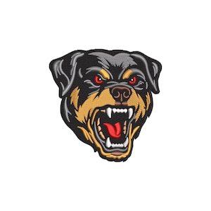 Puede incluir: Parche bordado con la cabeza de un perro Rottweiler enfadado, con la boca abierta, mostrando los dientes y la lengua roja. El perro tiene pelaje negro con detalles grises y beige y ojos rojos. El parche es para ropa o accesorios.