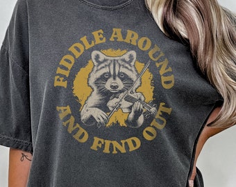 Grappig bluegrass-shirt voor dames, 'festivalklaar T-shirt met wasbeer - 'Fiddle Around and Find Out' - Country Comfort Colors-T-shirt