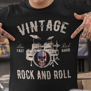 Vintage Rock and Roll Drummer T-Shirt für Männer mit Drum Set Grafik, Live Fast Rock Hard, Retro Musik Trommeln T-Shirt für Musikliebhaber