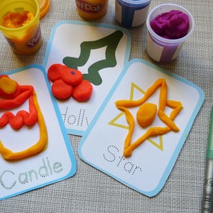 24 cartes flash Playdough Winter Preschool Printables Play Pough Mats, Activité de Noël, Holiday Fun Montessori Fine Motor Skills for Kids