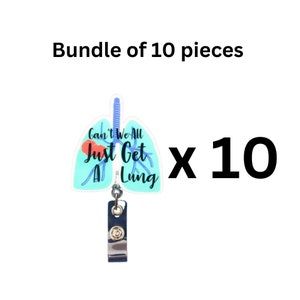 Op de afbeelding: Een bundel van 10 blauwe en witte longvormige badgehouders met een zwarte intrekbare badgehaspel. De badgehouder heeft de tekst "Can't We All Just Get A Lung".