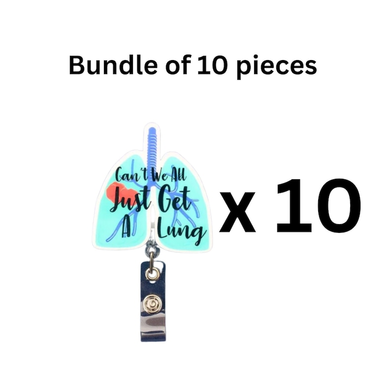 Op de afbeelding: Een bundel van 10 blauwe en witte longvormige badgehouders met een zwarte intrekbare badgehaspel. De badgehouder heeft de tekst "Can't We All Just Get A Lung".