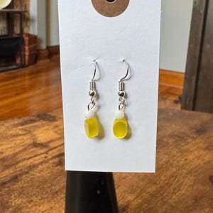 Boucles d&#39;oreilles en dalles de pierre jaune