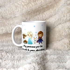 Puede incluir: Taza de cer&aacute;mica blanca con una ilustraci&oacute;n colorida de Elsa, Anna y Olaf de la pel&iacute;cula Frozen. La taza tiene un texto negro que dice "Hay personas por las que vale la pena derretirse".