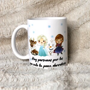 Puede incluir: Taza de cer&aacute;mica blanca con un dise&ntilde;o que presenta personajes de dibujos animados de la pel&iacute;cula Frozen. Los personajes incluyen a Elsa, Anna, Olaf y Sven. La taza tiene un patr&oacute;n de copo de nieve azul y el texto "Hay personas por las que vale la pena derretirse".
