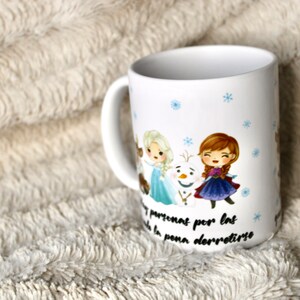 Puede incluir: Taza de cer&aacute;mica blanca con un dise&ntilde;o que presenta a los personajes de la pel&iacute;cula Frozen. Los personajes son Elsa, Anna y Olaf. La taza tiene un patr&oacute;n de copo de nieve azul y blanco y el texto "No te preocupes por las personas por las que la pena derretirse".