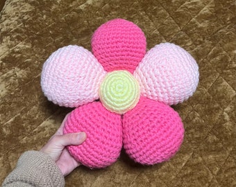 Coussin personnalisé en forme de fleur au crochet