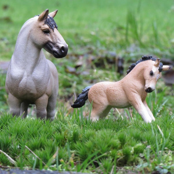 11 Schleich horses