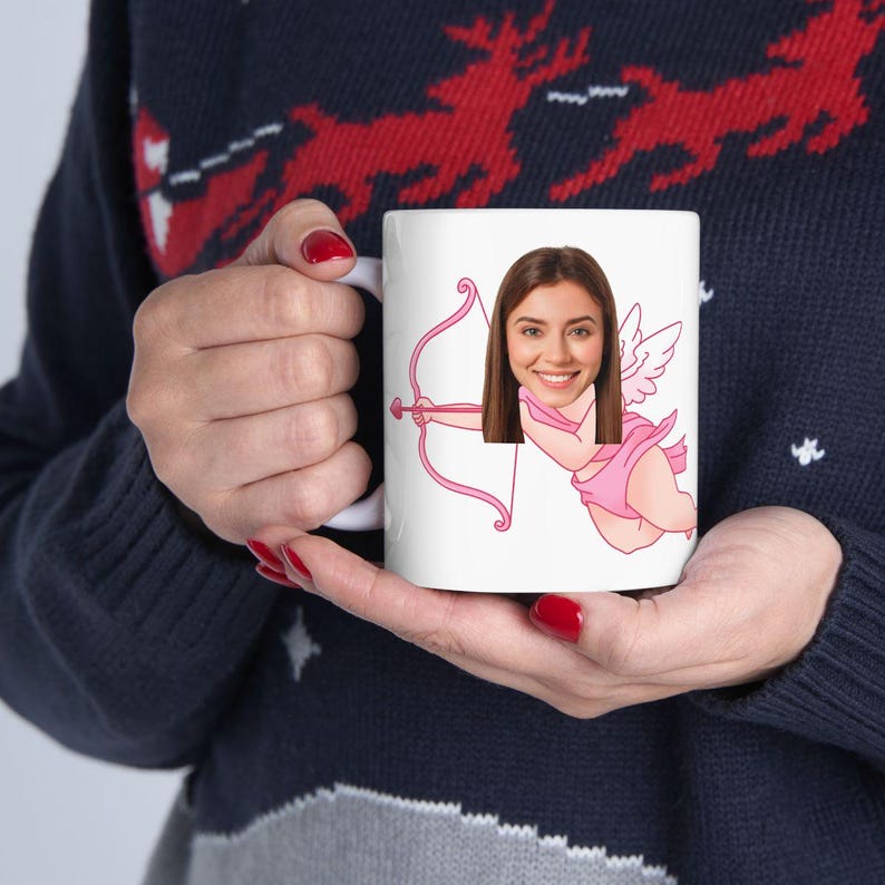 Taza de cerámica personalizada con cara de Cupido para San Valentín, para ella, para él, para San Valentín, amor, cumpleaños, regalo divertido, gracioso, bonito, regalo de broma, ángel rosa. imagen 1