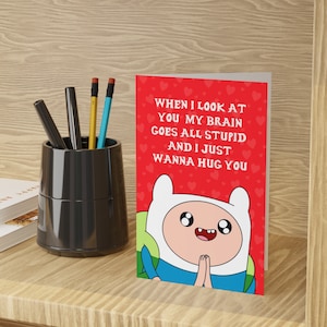 Finn de mens als ik naar je kijk, worden mijn hersenen helemaal gek en wil ik je gewoon knuffelen kaart | Jake Lumpy Tijd voor Avontuur Vakantie Verjaardagskaarten