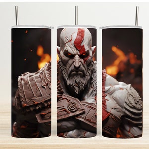 Puede incluir: Un vaso de acero inoxidable con un gráfico de Kratos de la serie de videojuegos God of War. El gráfico es un primer plano de la cara de Kratos, con marcas rojas y una expresión feroz. El fondo es de color naranja fuego.