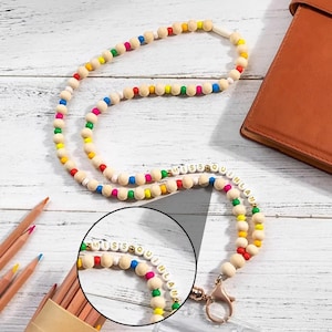 Cordón de cuentas bohemio personalizado con nombre en cuentas de letras, cordón de cuentas de madera con borla de colores para profesores, porta identificación con cuentas bohemias.