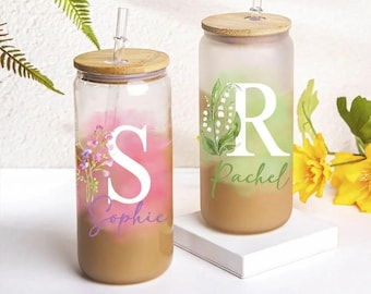 Gepersonaliseerde glazen beker geboortebloem met aangepaste naam, bloemen ijskoffiebeker met deksel en rietje, cadeau bruidsmeisje en Moederdag