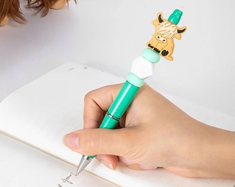 Penne con nome personalizzato Highland Cow (set da 2), penne a sfera per il ritorno a scuola Highland Cow, idea regalo di cancelleria per gli amanti delle Highland Cow, regalo per insegnanti