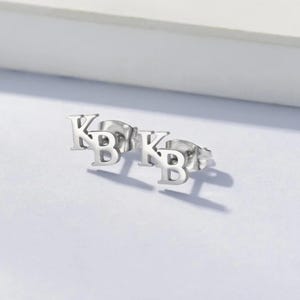 Pendientes pequeños de dos letras, plata de ley 925 o acero inoxidable, con iniciales dobles, para novios y novias.
