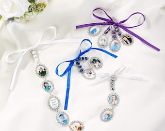 Charm personalizado con múltiples fotos para ramo de novia: cuentas, cinta y texto: un preciado recuerdo nupcial.