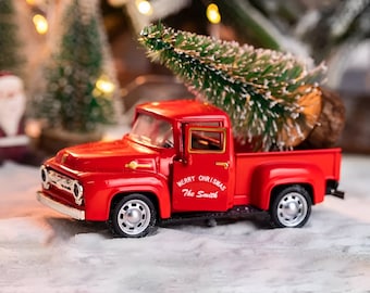 Camion d’arbre de Noël avec personnalisation sur la porte, camion jouet en métal de style vintage avec nom personnalisé, décoration de Noël originale mignonne, décor miniature