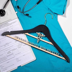Cintre blanc avec nom personnalisé avec symbole médical caducée, 1er cintre blanc pour diplômé d'une faculté de médecine, cintre pour médecin/infirmière