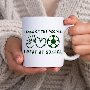 Lustige Fußballspieler Tasse, &#39;Tränen der Leute, die ich beim Fußball geschlagen habe&#39; Humorvolle Fußballtasse, Fußballspieler Witz Geschenk, Fußballtrainer Geschenk