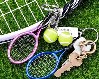 Tennisschläger-Schlüsselanhänger mit individuell graviertem Namensschild + Mini-Tennisball, personalisiertes Geschenk für Tennisspieler/Trainer/Fan, süßer Tennis-Schlüsselanhänger