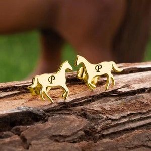 Pendientes de caballo con iniciales personalizadas, pendientes de caballo al galope, plata de ley/chapado en oro de 18 k, regalo para jinetes, amantes de los caballos y amantes del campo.